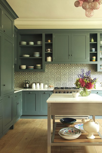 Мебель оливкового цвета на кухне