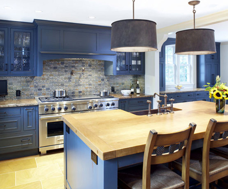 Оригинальный дизайн интерьера кухни в синих тонах