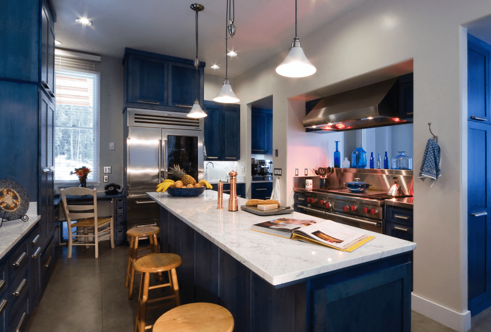 Дизайн кухни в оттенках темно-синего цвета. Фото 2