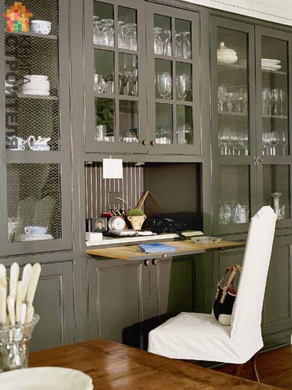 Серый шкаф, откидная дверца которого служит столом