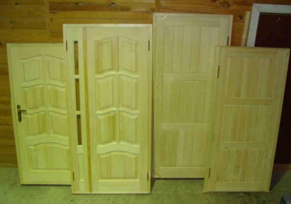 Филёнчатые деревянные двери