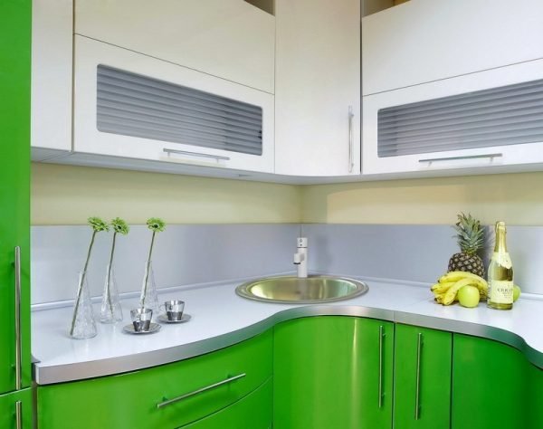 Бело-зелёный гарнитур на кухне