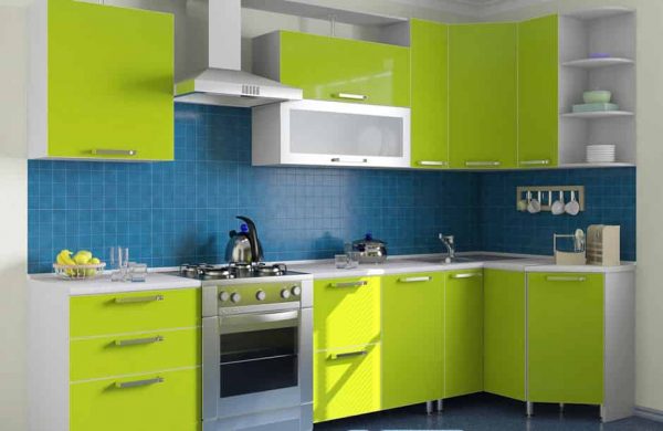 Зелёно-синяя кухня в доме