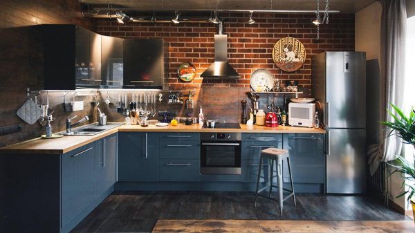 Кухонный гарнитур тёмного цвета для интерьера в стиле лофт