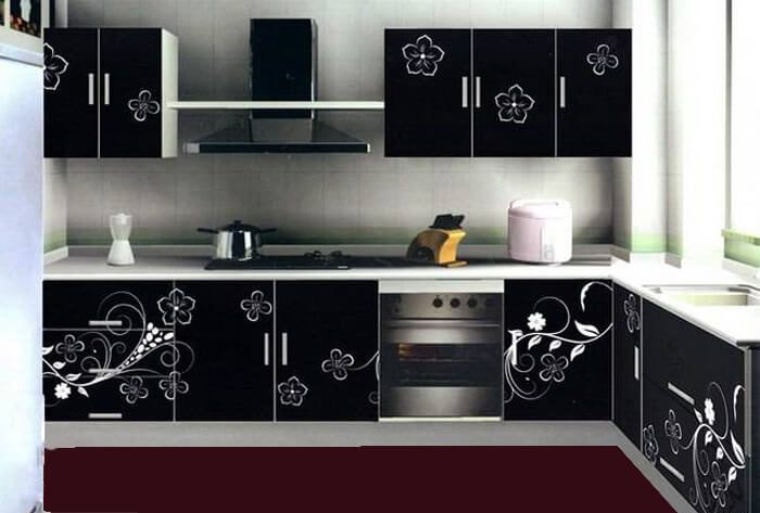 Кухонный гарнитур с черным фасадом с рисунком