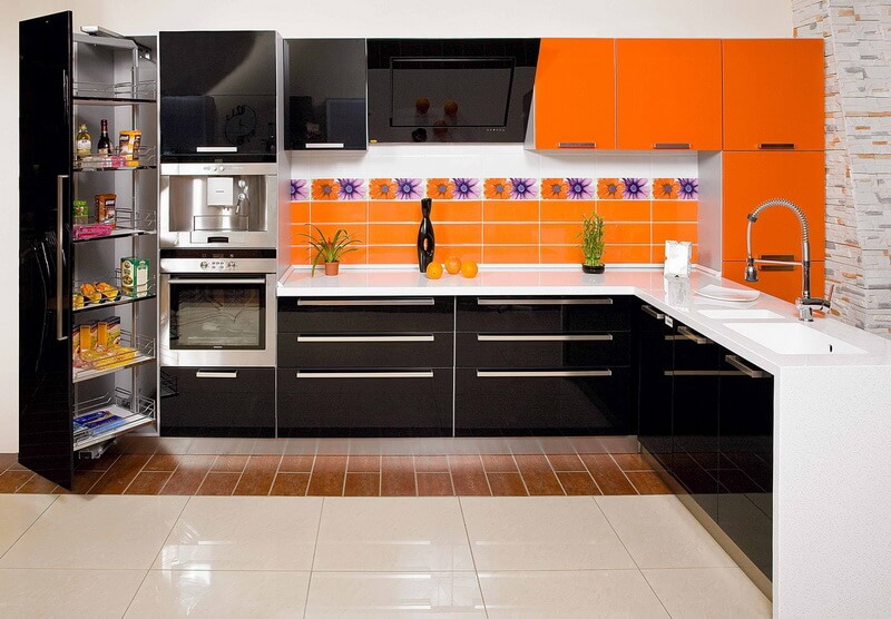 Современный угловой кухонный гарнитур в комбинированном цвете с глянцевым фасадом