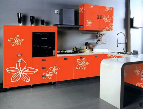 рыжий кухонный гарнитур с рисунком - цветы