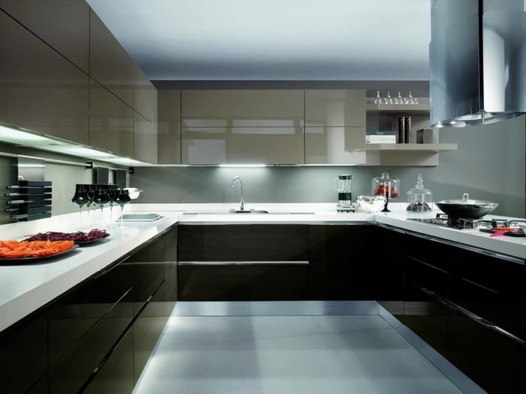 Фото П-образного кухонного гарнитура с глянцевым акриловым покрытием фасадов шкафов