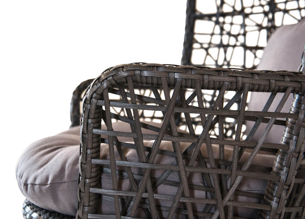 Фото подвесного плетеного кресла из ротанга