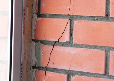 Как заделать трещину в стене кирпичного дома фото