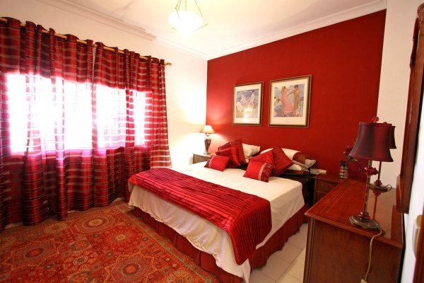 Красный цвет в интерьере спальни – с ним нужно быть осторожными.