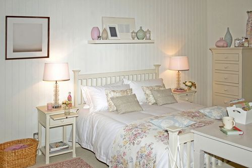 На фото изображена спальня, где видно, что главенствующим в данном случае является белый цвет.