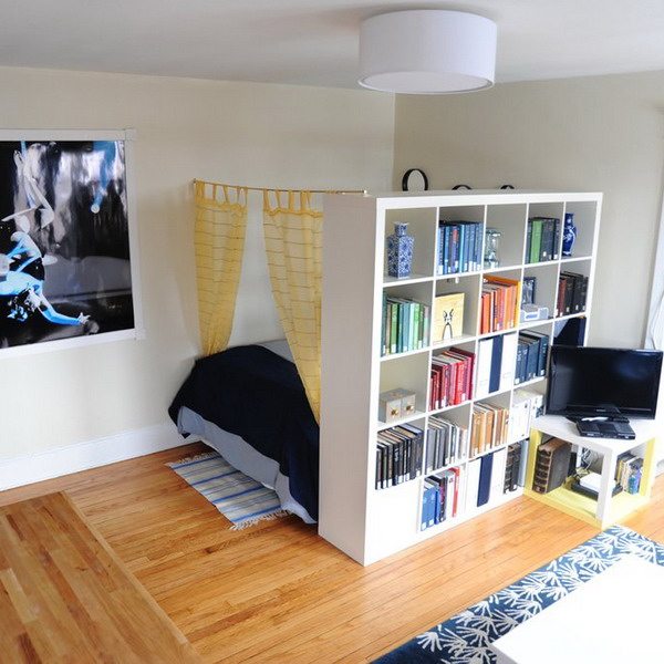 Такое решение позволит создать в квартире дополнительное место хранения, особенно удобное для книг и декоративных элементов