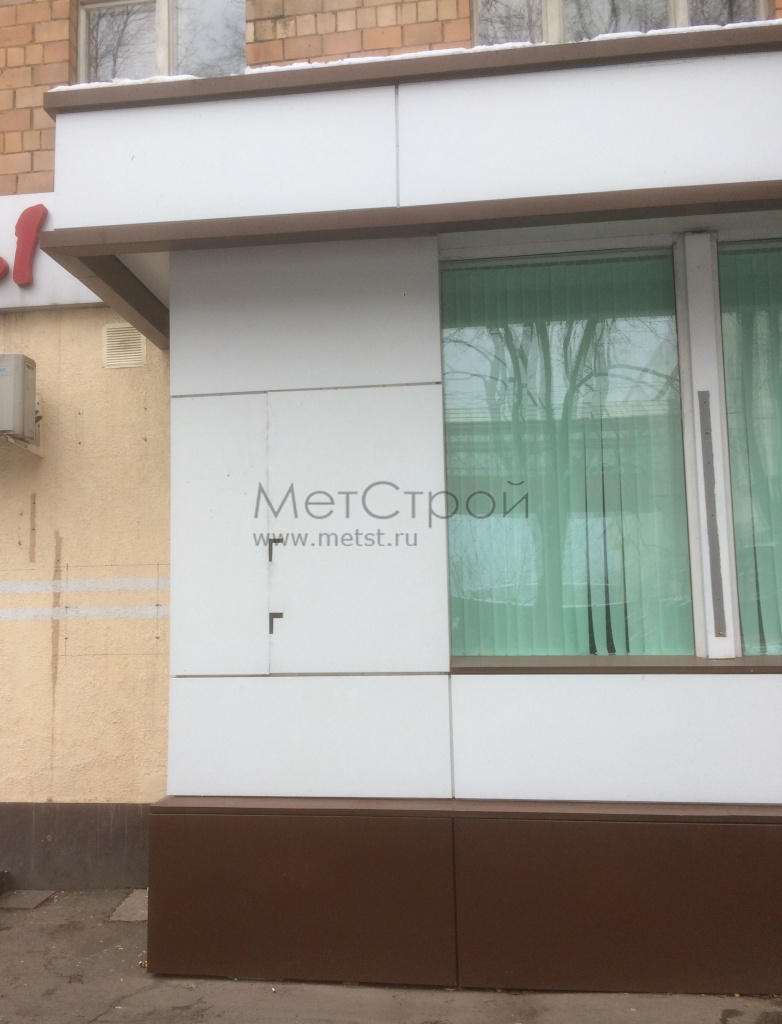 Оцинкованный фасадный кассетон МС2 со скрытым 
креплением цвета RAL 8017 шоколадно-коричневый 
и RAL 9003 сигнальный белый (4)