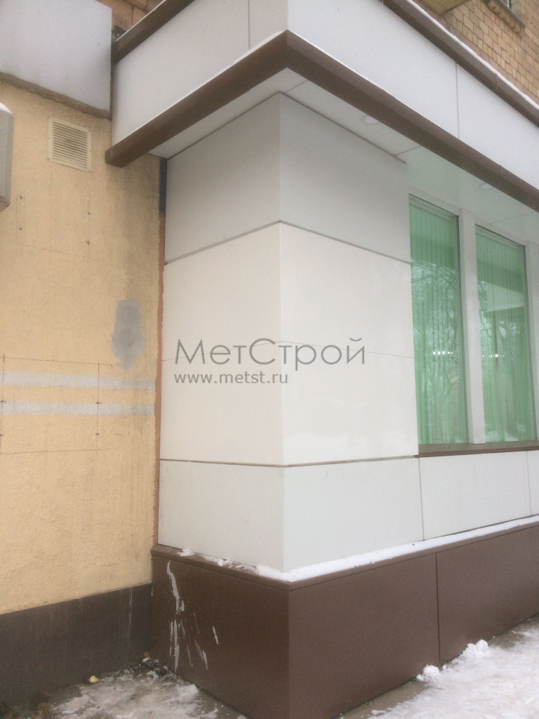 Оцинкованный фасадный кассетон МС2 со скрытым 
креплением цвета RAL 8017 шоколадно-коричневый 
и RAL 9003 сигнальный белый