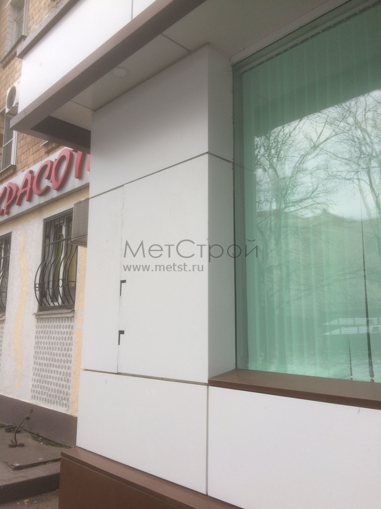 Оцинкованный фасадный кассетон МС2 со скрытым 
креплением цвета RAL 8017 шоколадно-коричневый 
и RAL 9003 сигнальный белый (3)