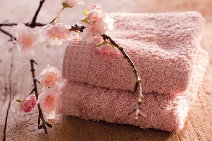 Розовое полотенце и цветы