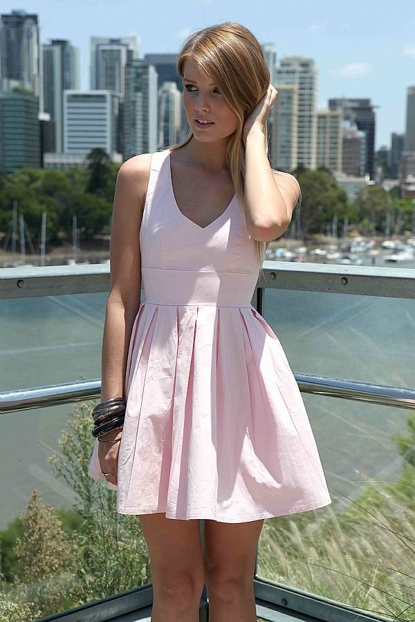 Девушка – фото в розовом платье