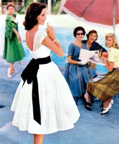 Белое платье в стиле 50-х