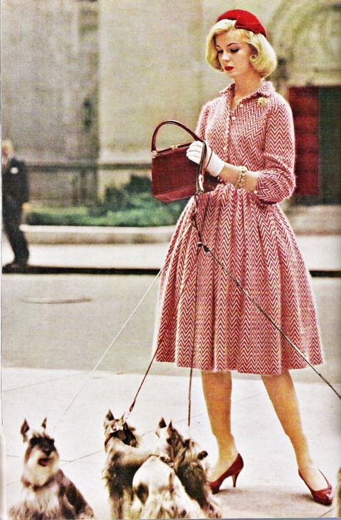 Девушка в красном платье и красных туфлях, образ в ретро стиле 50-х