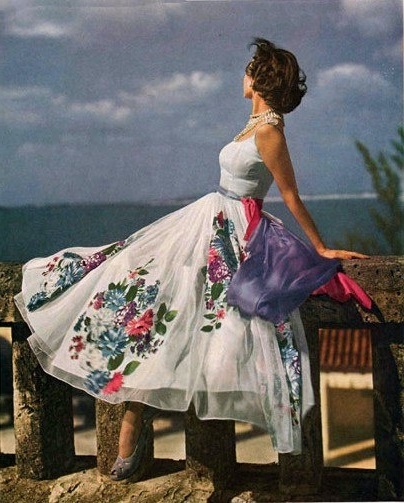 Девушка в пышном, белом платье с цветочным принтом 1948 год
