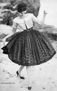 Девушка в пышном платье и жакете 50-х годов, ретро стиль