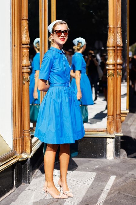 Девушка в синем платье ретро стиля