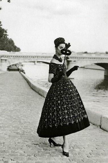 Девушка в вечернем платье от Dior