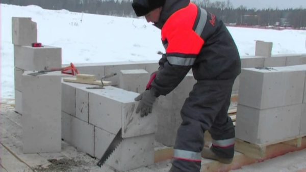 Клей позволяет заниматься кладкой в зимнее время