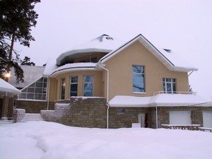 Фасад дома отделанный морозостойкой штукатуркой