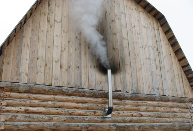 Дымоход в стене деревянного дома