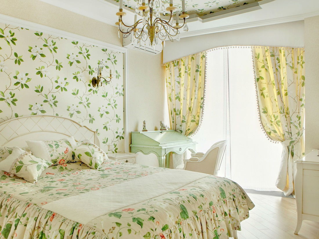 Обои с цветочным принтом для спальни в стиле прованс