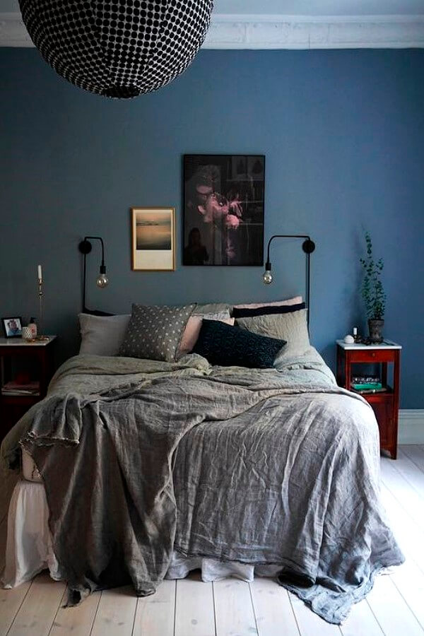 Спальня с синей акцентной стеной