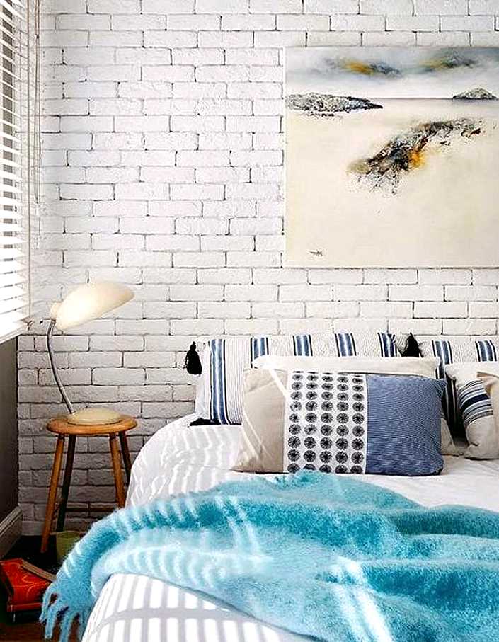 стена под белый кирпич в интерьере спальни