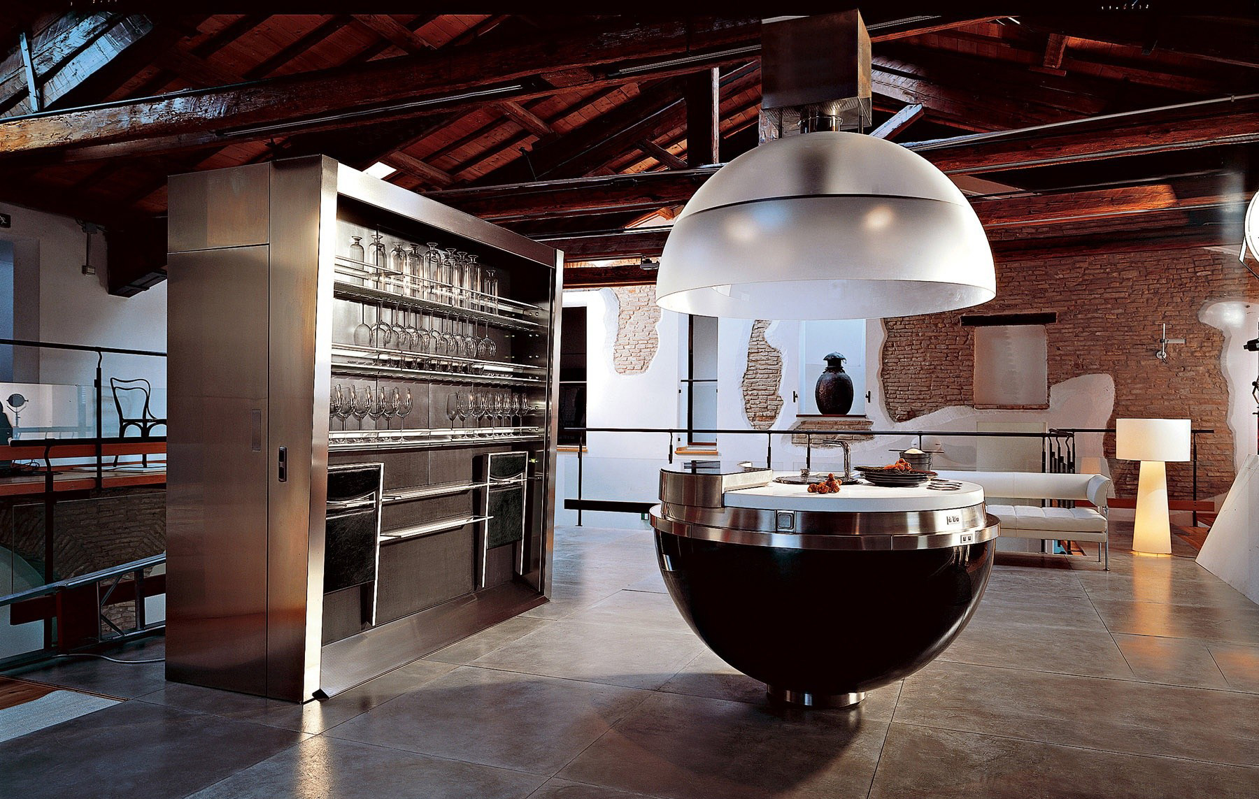 Каменный пол и деревянный потолок на кухне в стиле хай-тек