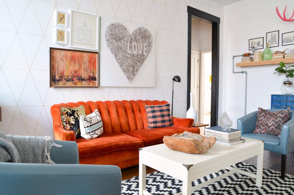 Оранжевая и голубая мебель в светлой гостиной