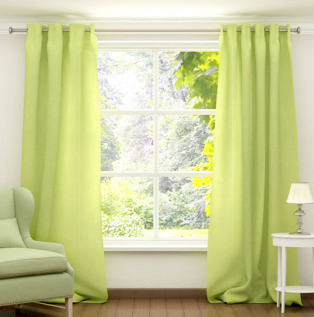 Светло-зеленые шторы в гостиной