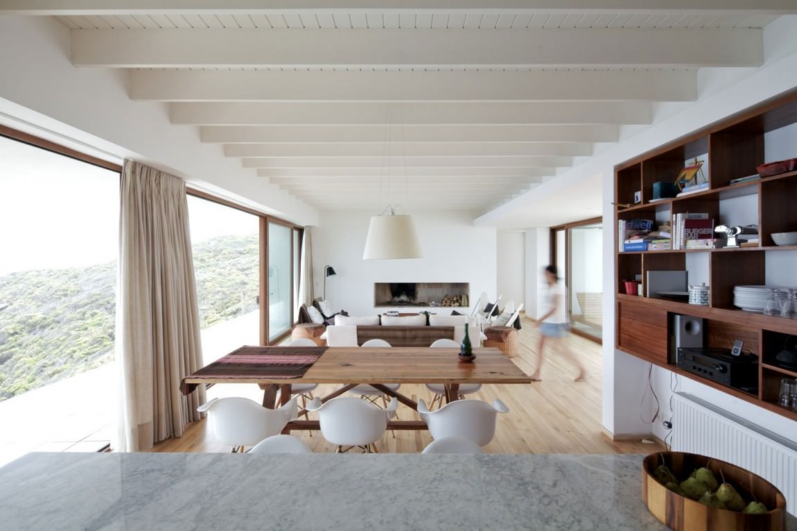 Белый деревянный потолок в гостиной
