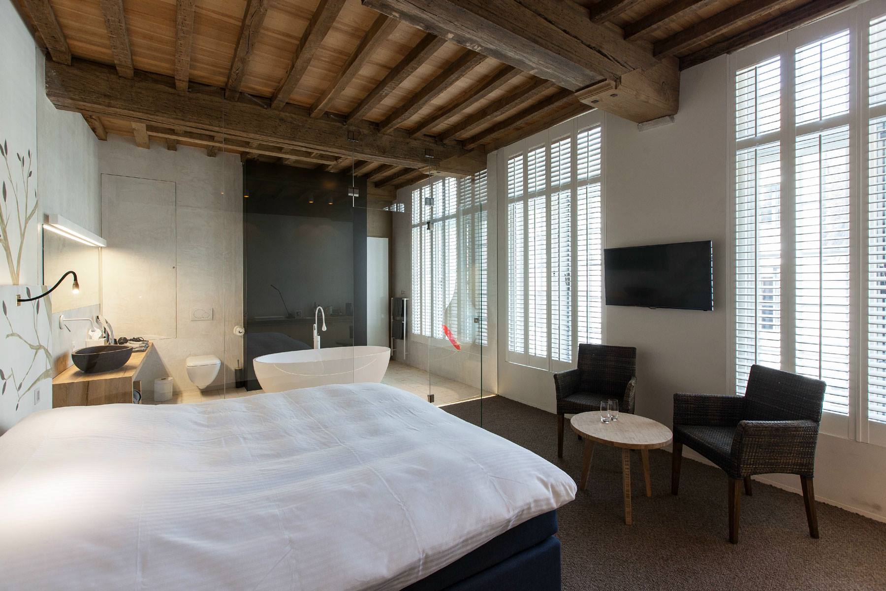 Красивый дизайн спальни с деревянным потолком