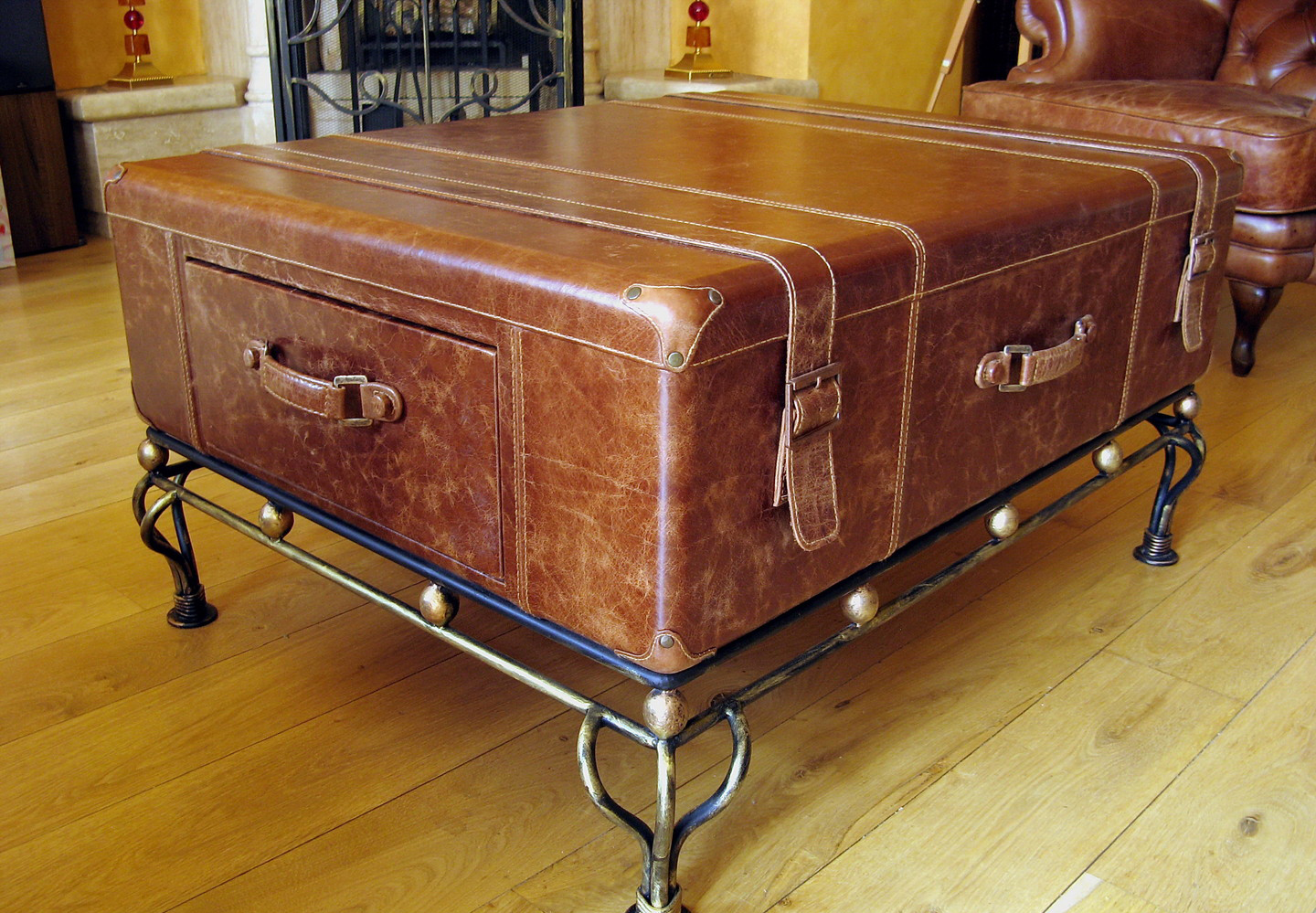 Кофейный стол из кожаного чемодана