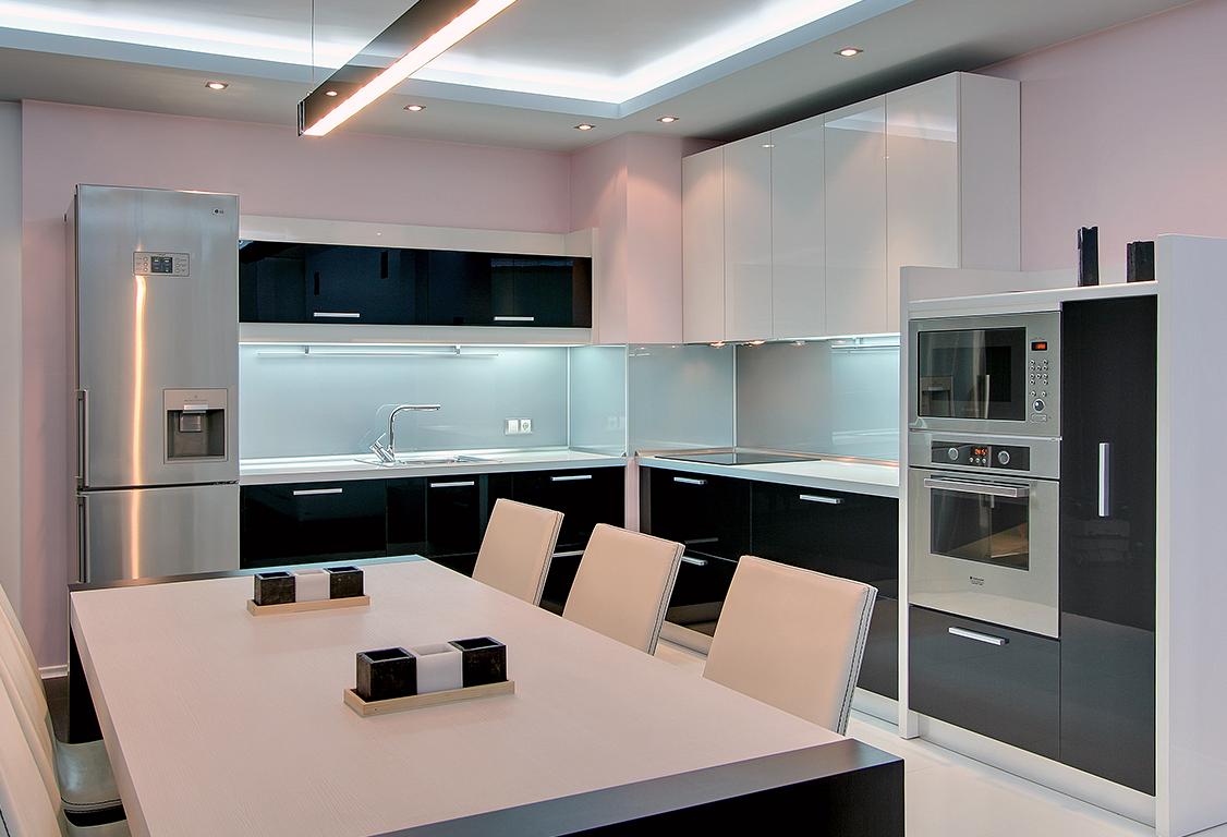 Черно-белая кухня в стиле минимализм с большим обеденным столом