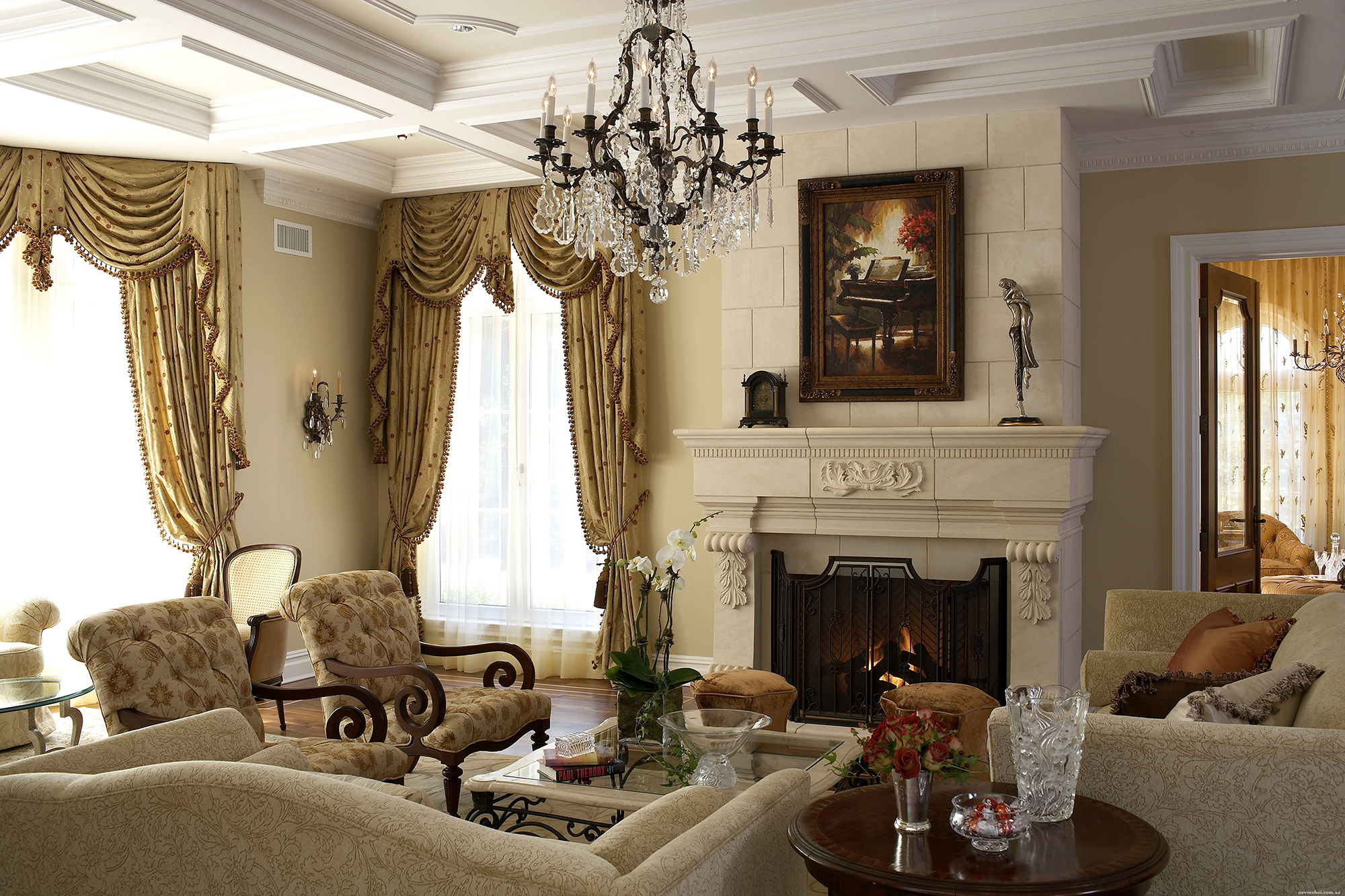 Кремово-белая гостиная с камином в викторианском стиле