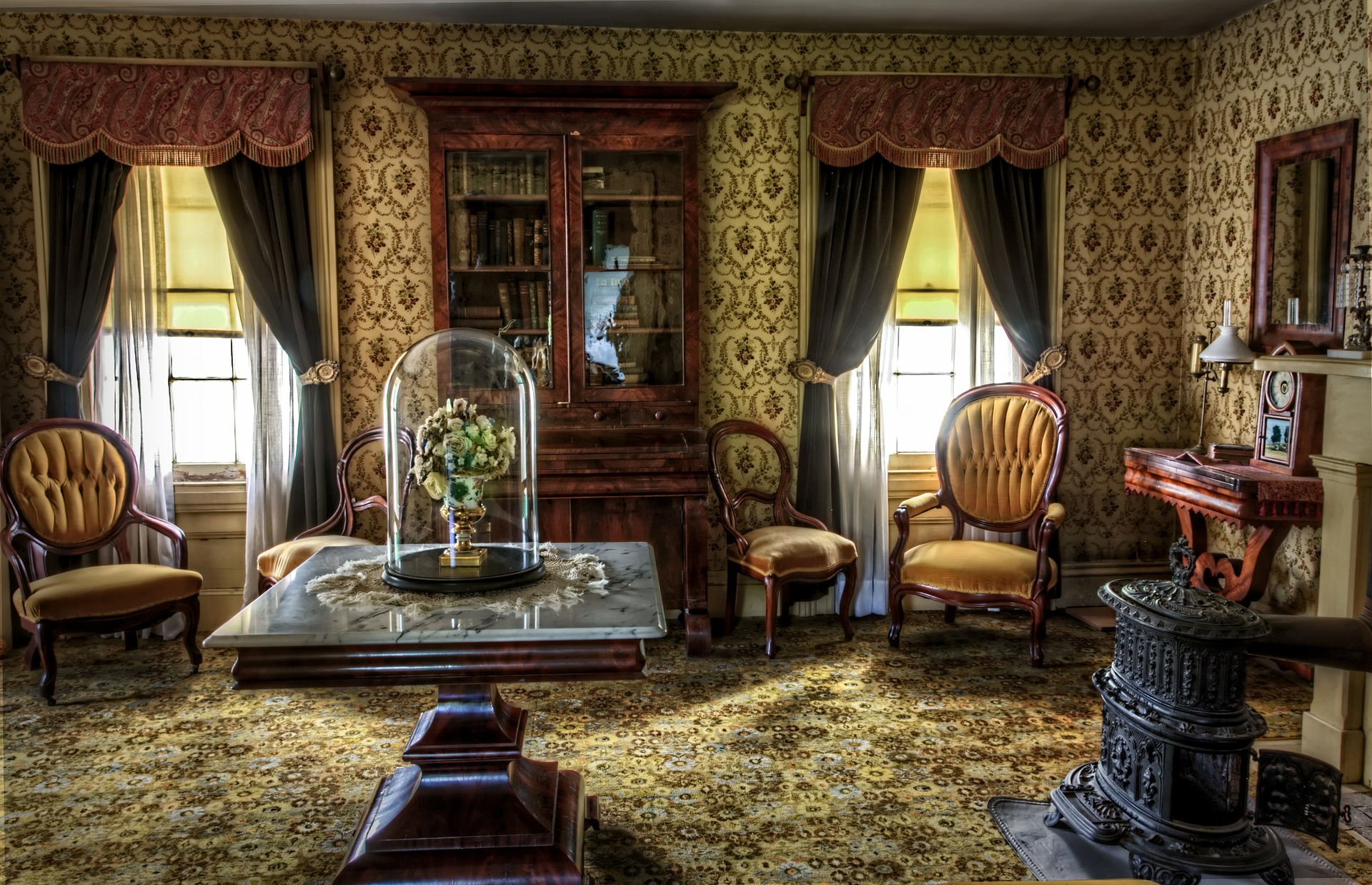 Красивая мебель в гостиной в викторианском стиле