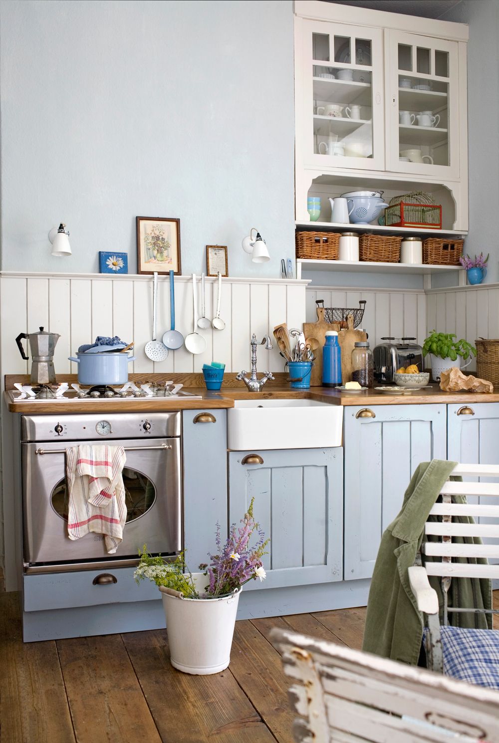 Бело-голубая кухня в стиле кантри