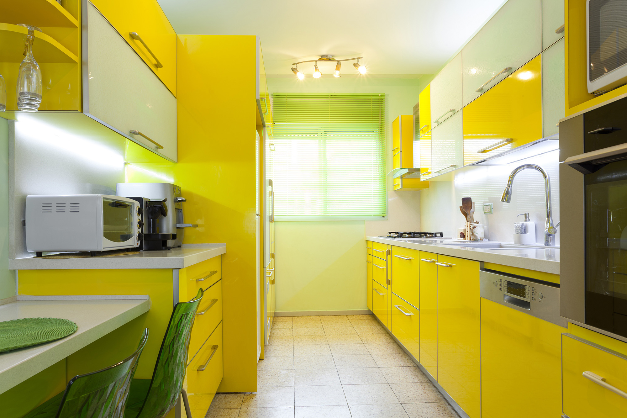 Зелено-желтая узкая кухня