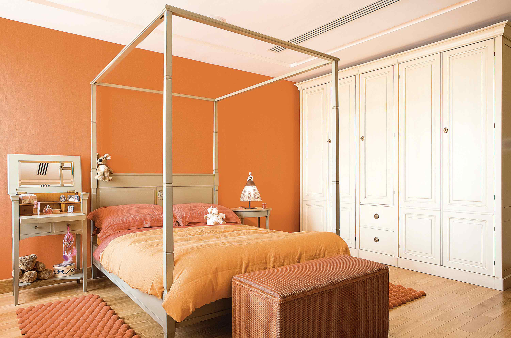 Оранжевые ковры в спальне