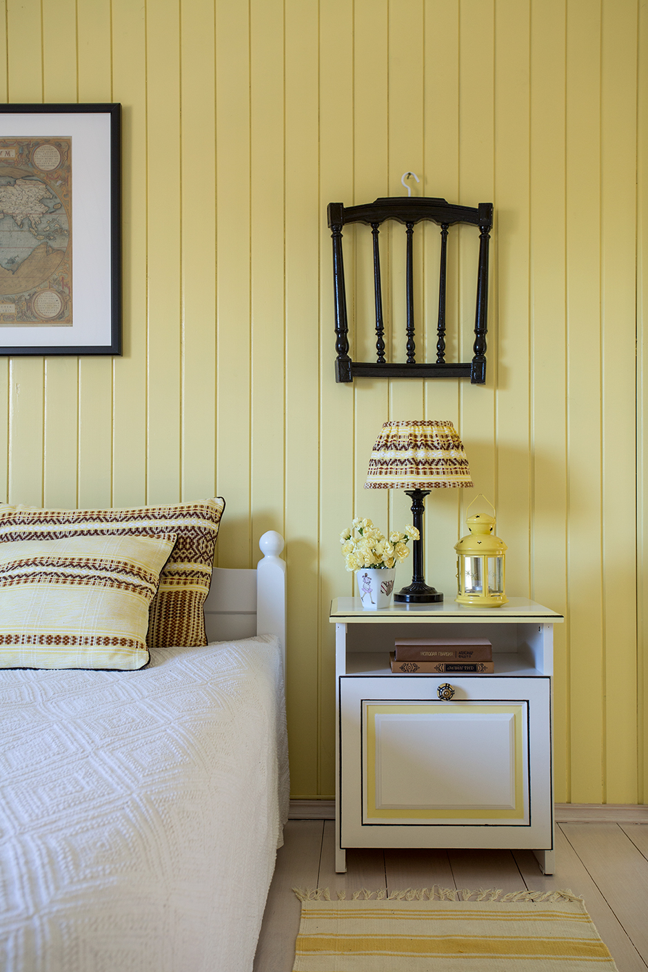 Желто-белая мебель в спальне