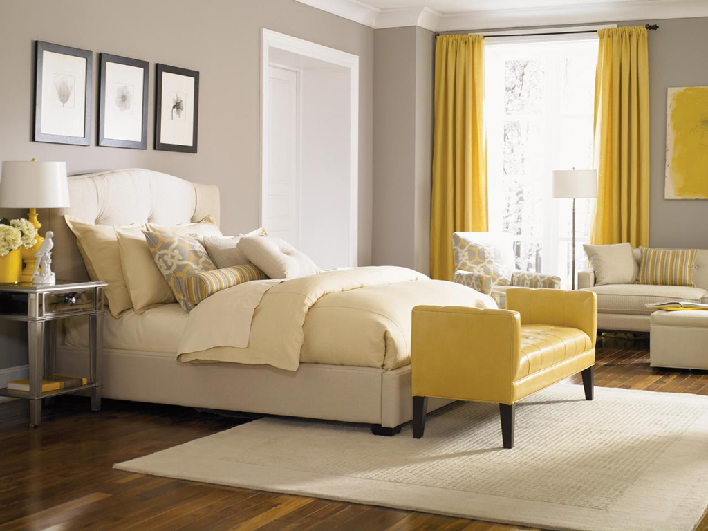 Серые стены в спальне с желтым декором