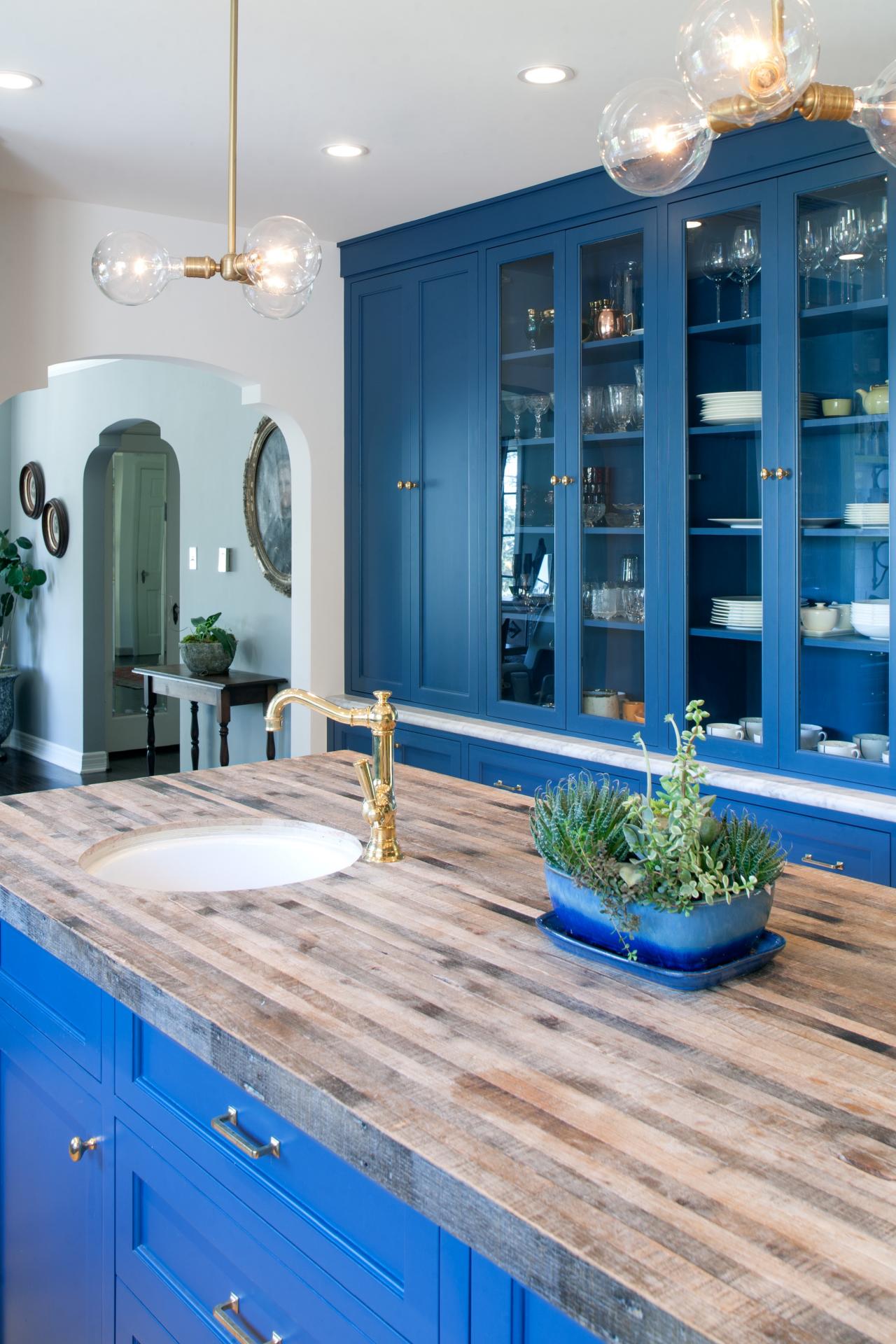 Кухня в голубых тонах со стеклянными шкафчиками