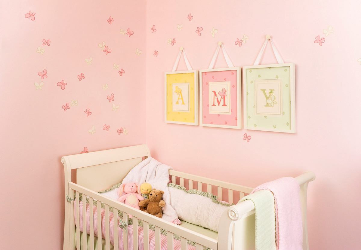 Розовые стены с бабочками в детской комнате